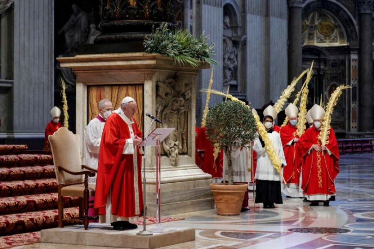 VIDEO: Papa Francisc a oficiat slujba de Florii în Bazilica Sfântul Petru, aproape goală