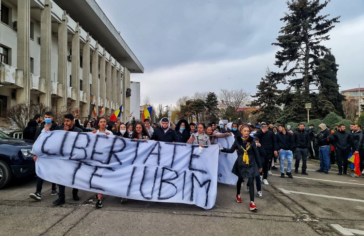 157 de amenzi, după protestul de la Constanța. Trei adolescenți, sancționați pentru că au tras cu praștia în protestatari