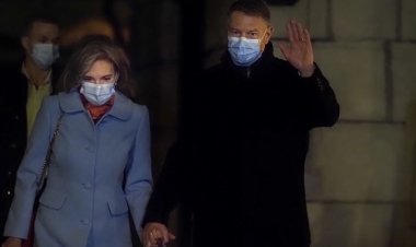 Klaus Iohannis, alături de prima doamnă la slujba de Înviere în Piața Mare din Sibiu