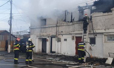 Pompierii au scos din flăcări un bărbat şi o femeie, unde au luat foc două imobile în KM 4-5 din Constanța