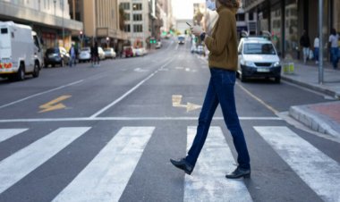 Pietonii amendați dacă folosesc telefonul mobil sau ascultă muzică când traversează