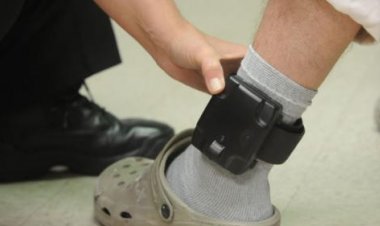 Agresorii vor purta brățări electronice care le vor monitoriza mișcările prin GPS