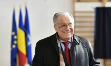 Fostul președinte Ion Iliescu este internat de urgență la ATI