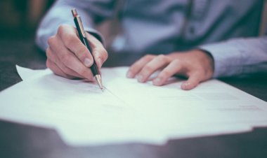Firmele cu până la 9 angajați nu mai trebuie să întocmească fișa postului sau foaia de prezență