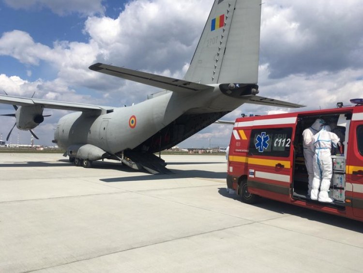 Trei pacienţi cu COVID-19 au fost transportaţi la Iaşi, cu o aeronavă militară