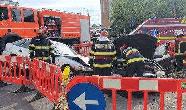 Două autoturisme au căzut într-o groapă săpată pentru remedierea unei avarii