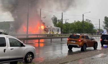 Un tramvai lovit de fulger a luat foc în mers