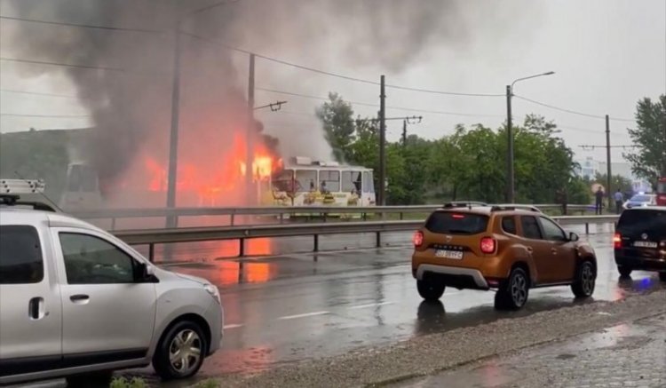 Un tramvai lovit de fulger a luat foc în mers