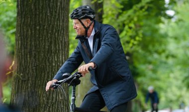 Iohannis: Bicicliștii împart banda cu automobiliști. Cei mai vulnerabili sunt pietonii şi bicicliştii.