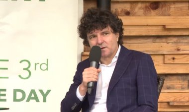 Nicuşor Dan: Mi-e frică să merg cu bicicleta în Bucureşti. Oraşul este sufocat de maşini parcate pe trotuar