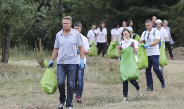 Iohannis: Trebuie să acceptăm cu toţii că marginea drumului nu este groapă de gunoi; nu este suficient să ne enervăm
