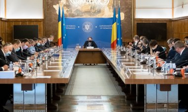 Guvernul a aprobat proiectul de lege care elimină cumulul de pensie cu salariul la stat