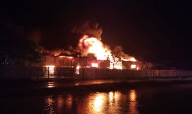 Incendiu puternic la un depozit de mase plastice din Bârlad