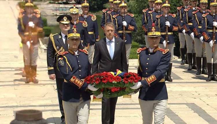 Iohannis, mesaj de Ziua Eroilor: Prin devotamentul și jertfa lor au fost apărate integritatea și libertatea țării