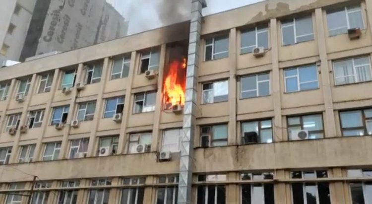 Incendiu la Spitalul de copii din Iaşi. Focul arde cu flacără puternică.