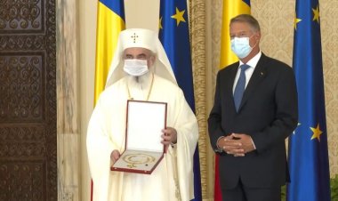 Patriarhul Daniel, decorat de Klaus Iohannis: Vă felicit pentru exemplul de echilibru și înțelepciune