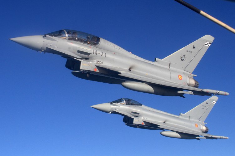 Avion rusesc interceptat deasupra Mării Negre de două aeronave britanice Eurofighter Typhoon