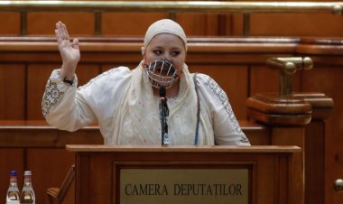 Șoșoacă, în presa din Italia: Senatoare antivaccinistă, cu masca lui Hannibal Lecter în Parlamentul României