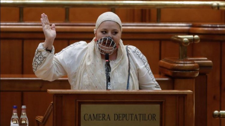 Șoșoacă, în presa din Italia: Senatoare antivaccinistă, cu masca lui Hannibal Lecter în Parlamentul României