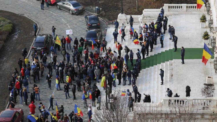 Autorul vandalizării maşinilor de la Parlament a fost reţinut