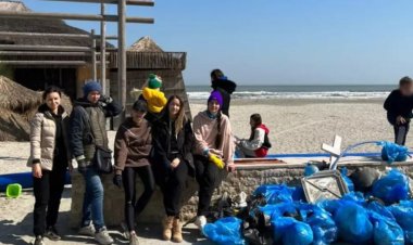 Un grup de refugiaţi ucraineni găzduiţi în Mamaia au curăţat plaja din proprie iniţiativă