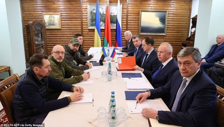 A treia rundă de discuții dintre Ucraina și Rusia s-a încheiat cu mici schimbări pozitive privind coridoarele umanitare