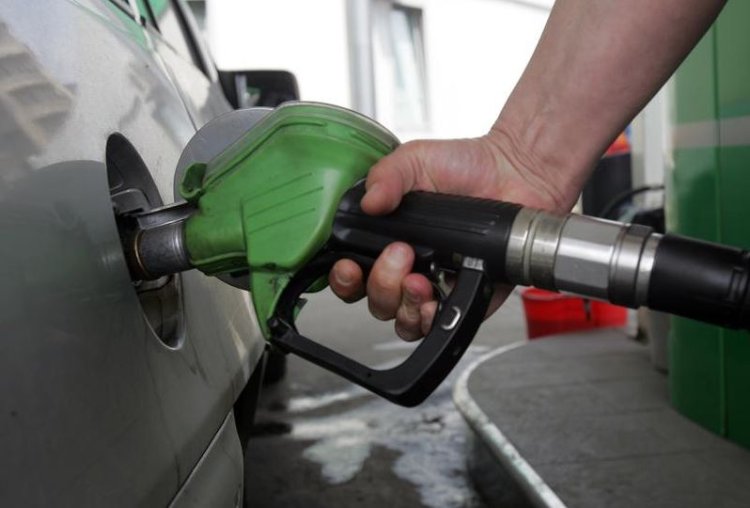 Guvernul prelungește compensarea prețurilor la motorină și benzină cu 50 de bani