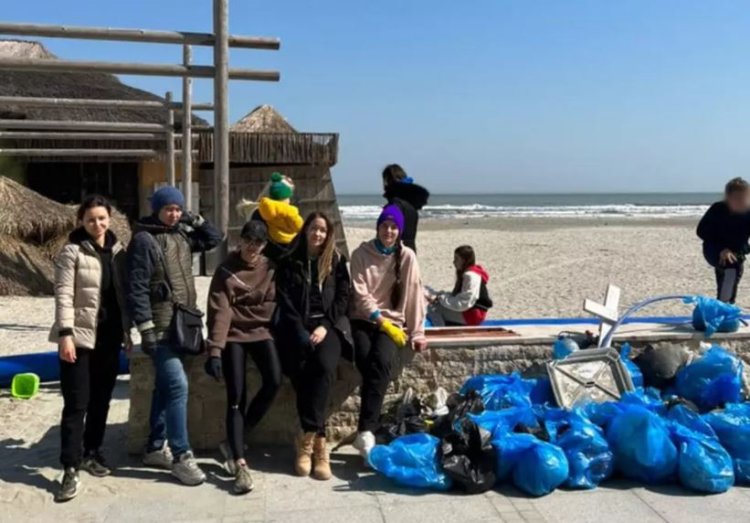 Un grup de refugiaţi ucraineni găzduiţi în Mamaia au curăţat plaja din proprie iniţiativă