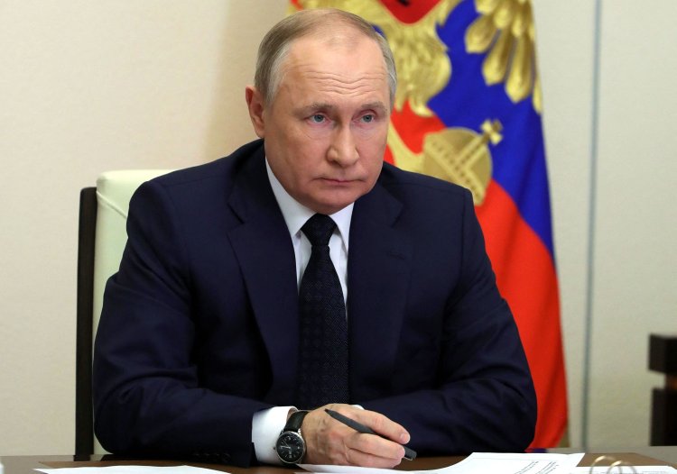 Putin a semnat o lege care pedepseşte informaţiile false privind acţiunea Moscovei în străinătate
