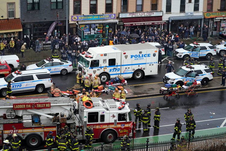 Cel puţin 13 persoane împuşcate într-o staţie de metrou din New York