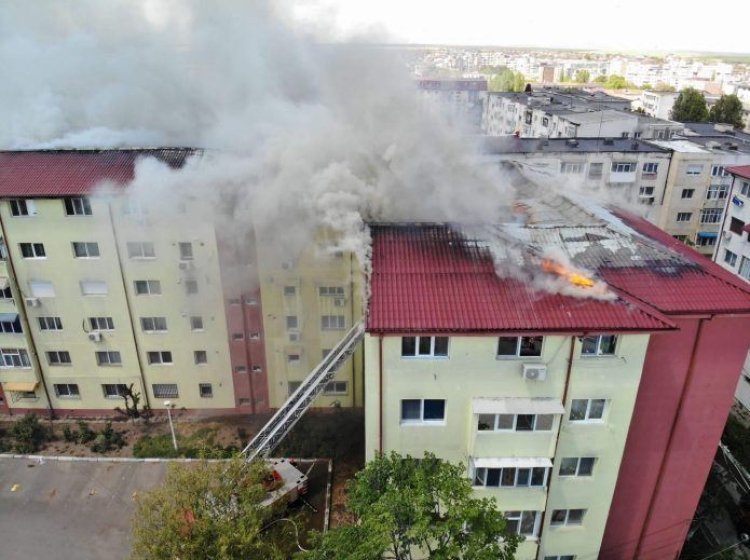 16 apartamente au fost distruse de flăcări în incendiul din Năvodari. Alte 16 au fost afectate de apă.