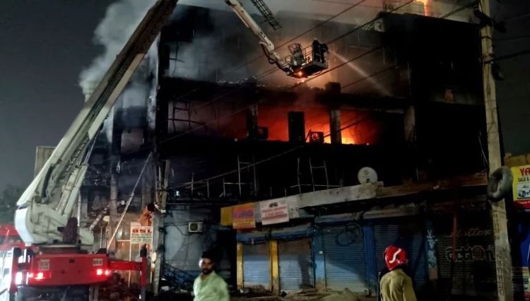Incendiu la New Delhi, soldat cu 27 de morţi