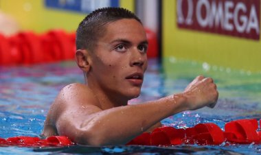 David Popovici a intrat în istorie. Este primul înotător român care devine dublu campion mondial