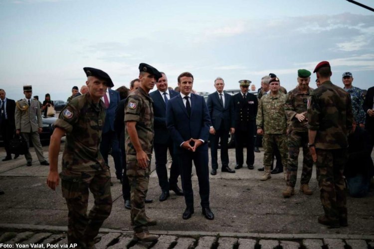 Preşedintele Franței, Emmanuel Macron a ajuns în România - FOTO