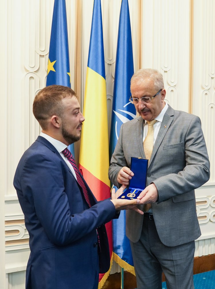 Vasile Dîncu i-a conferit Emblema de Onoare a Armatei României sportivului paralimpic Theodor Matican