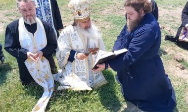 FOTO IPS Teodosie, împreună cu un sobor de preoți, rugăciuni pentru ploaie pe un câmp din Constanța