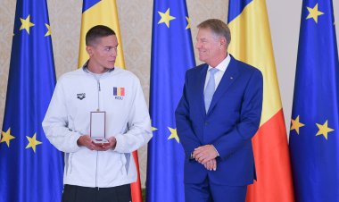 David Popovici şi antrenorul său, decoraţi; Iohannis: Performanța se construiește prin ani de muncă