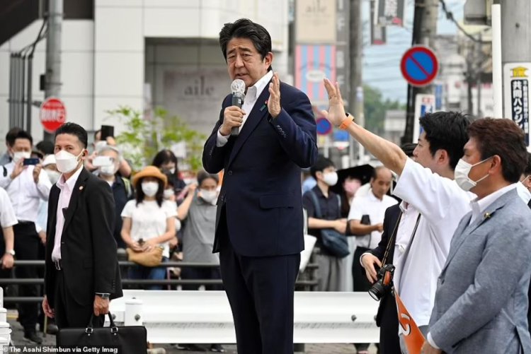 Fostul premier nipon Shinzo Abe a murit după ce a fost împușcat în timpul unui miting