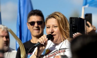 Diana Şoşoacă nu a fost lăsată să vorbească la mitingul AUR: Trădătorul. Și-a bătut joc de AUR. Rușine!