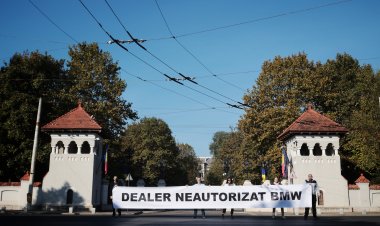 Protest USR: Iohannis numit Dealer neautorizat BMW