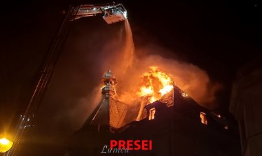 FOTO - VIDEO Incendiu de proporții la mansarda Palatului Arhiepiscopal din Constanța