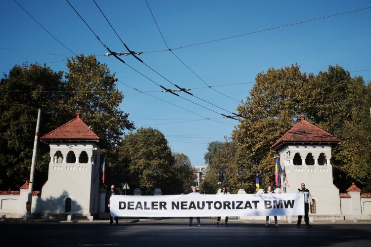 Protest USR: Iohannis numit Dealer neautorizat BMW