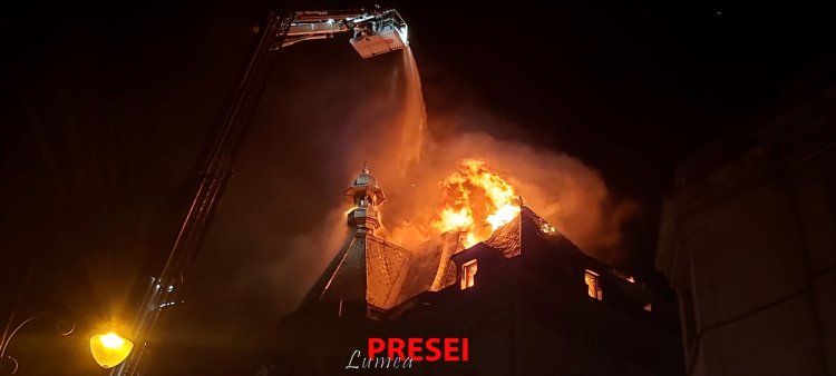 FOTO - VIDEO Incendiu de proporții la mansarda Palatului Arhiepiscopal din Constanța