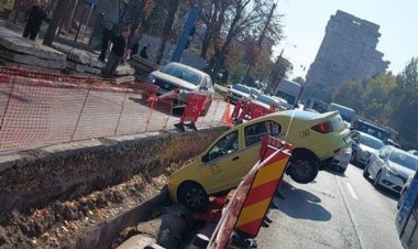 Un taximetru fără șofer a ajuns într-un șant de pe un bulevard din Constanța