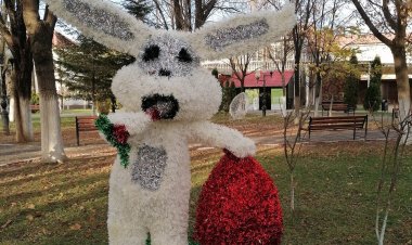 Au ajuns de râsul lumii! Un oraș din România a încurcat decorațiunile de Crăciun cu cele de Paște