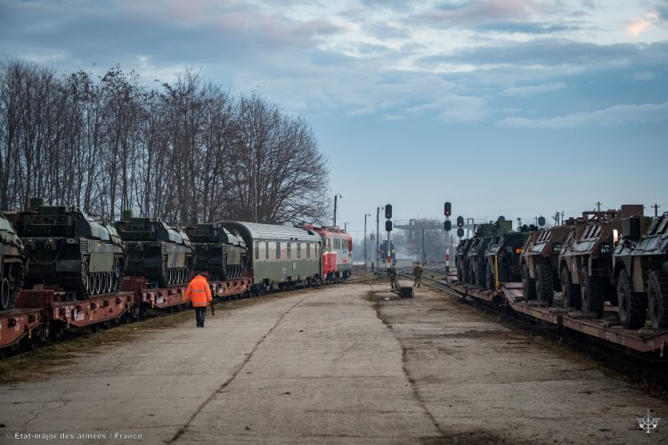 FOTO Un alt convoi de tancuri franceze Leclerc a ajuns în România