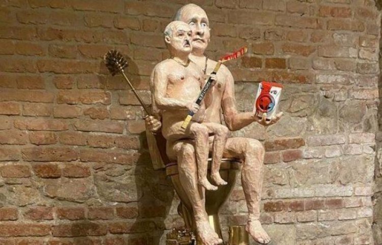 O sculptură cu Putin gol stând pe WC și cu Lukașenko în brațe, scoasă la licitație pentru a cumpăra o dronă