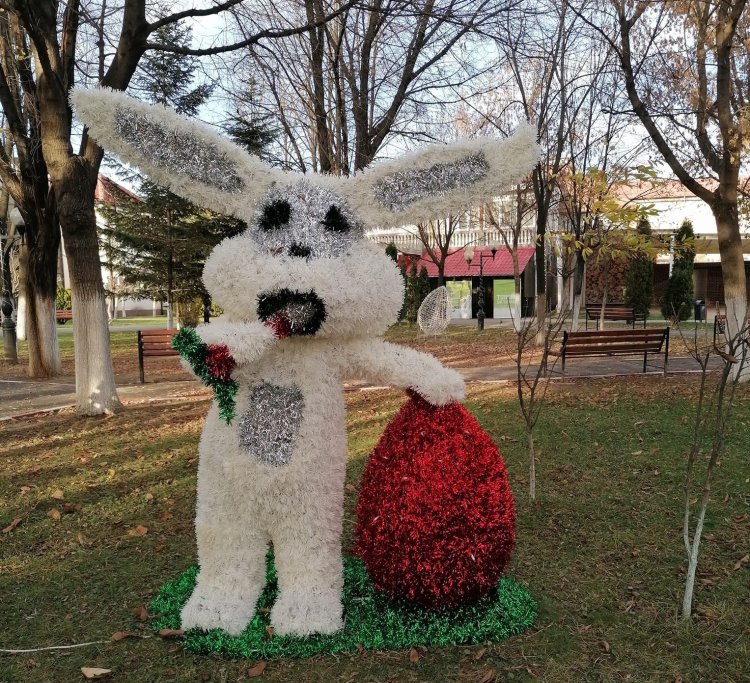 Au ajuns de râsul lumii! Un oraș din România a încurcat decorațiunile de Crăciun cu cele de Paște