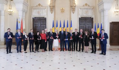Medici, profesori şi economişti, decoraţi de peşedintele Iohannis