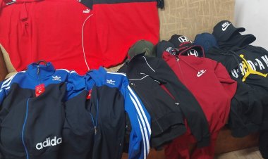 Bărbat prins că vindea haine contrafăcute la o tarabă din piaţa Medgidia